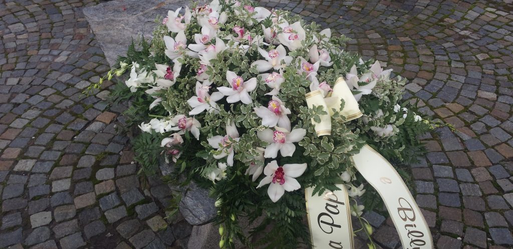 In Loving Memory: Picco Funerario Con Vaso Di Fiori Per Ricordo NAN – Decorazione Cimitero Resistente
